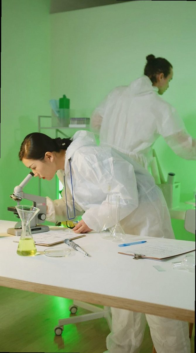 Fluorescence microscopy image of stem cells in a laboratory
